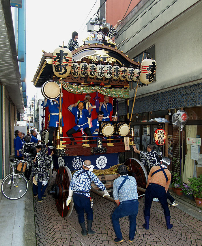 本町の狭い道路を進む山車