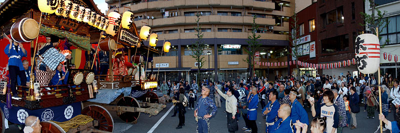 青梅駅前広場の三町競演