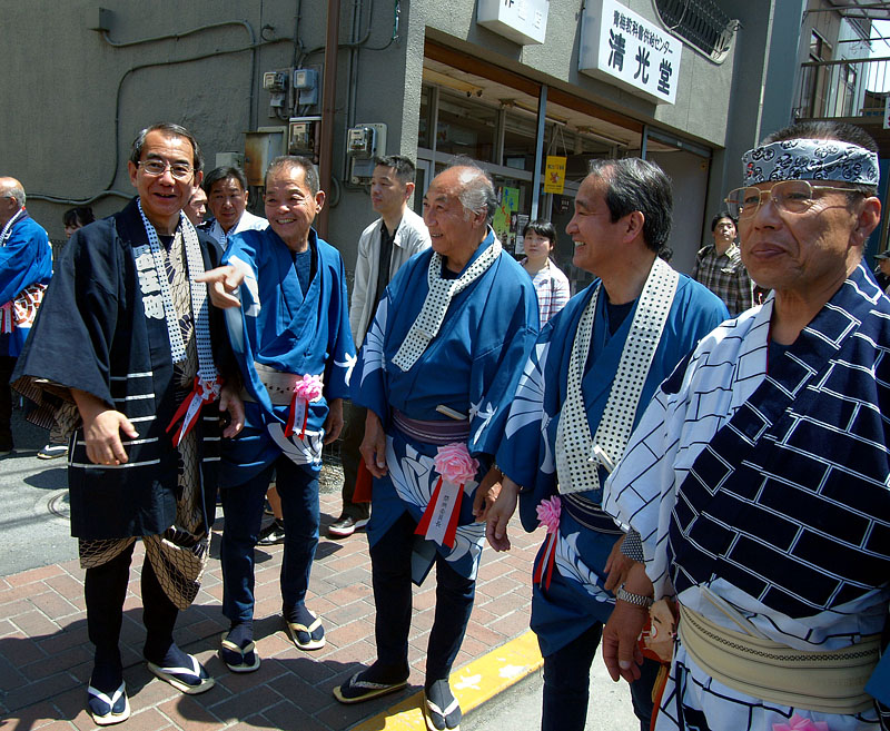 墨江町(住江町)の祭半纏が粋な竹内俊夫・青梅市長(左端)