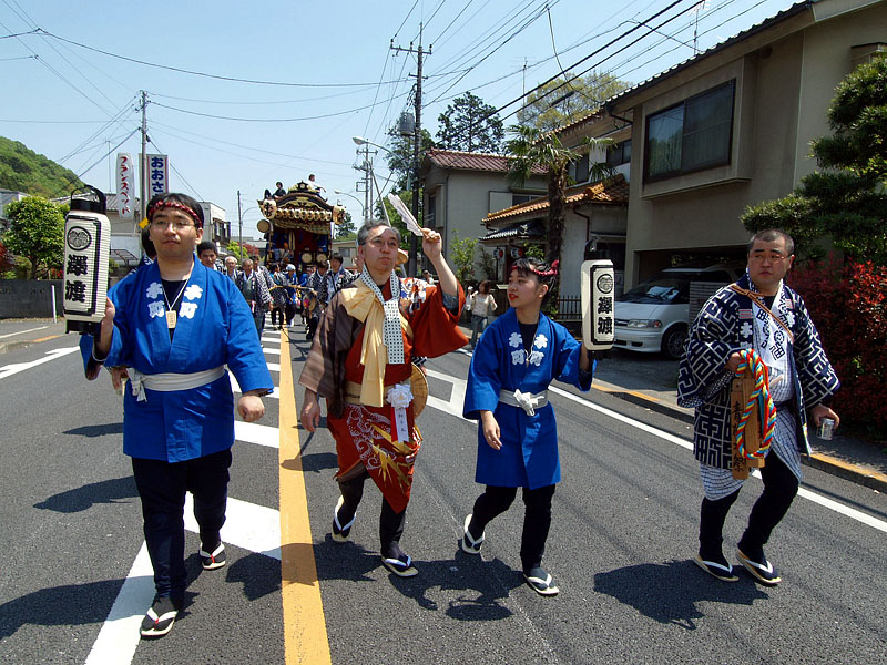 快晴の青梅街道を行く/裏宿町付近