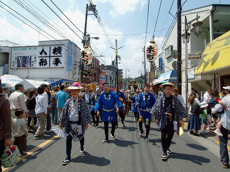 歩行者天国の青梅街道を堂々と行進