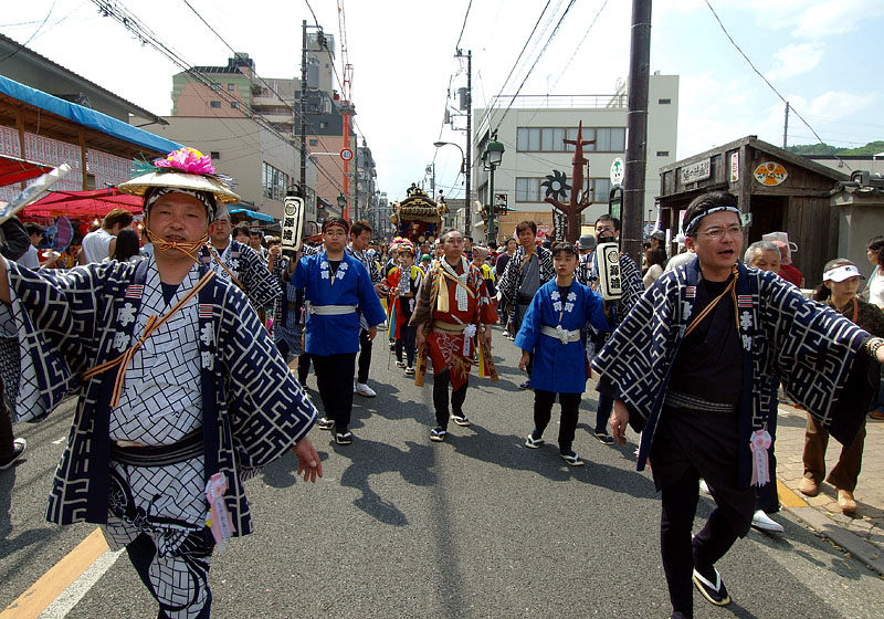 住吉神社前を行く
