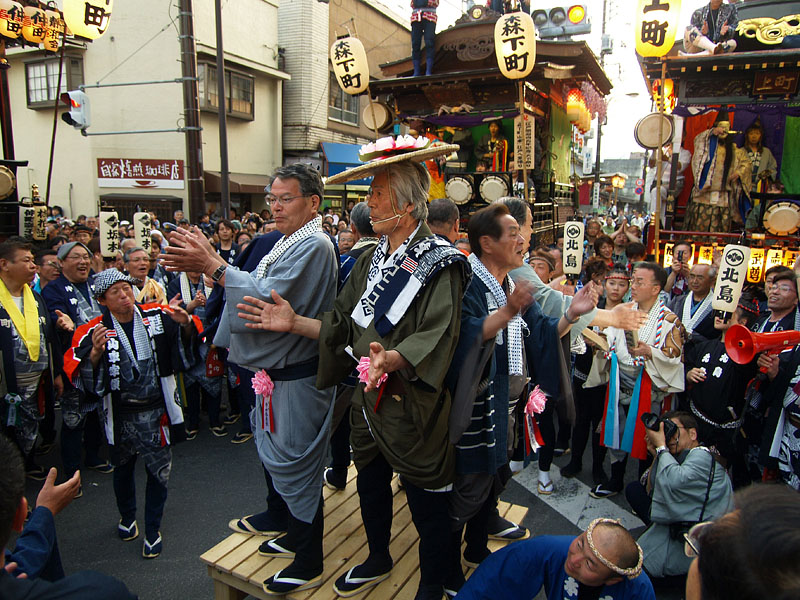 六町の祭典委員長と青梅大祭実行委員長による青梅締め
