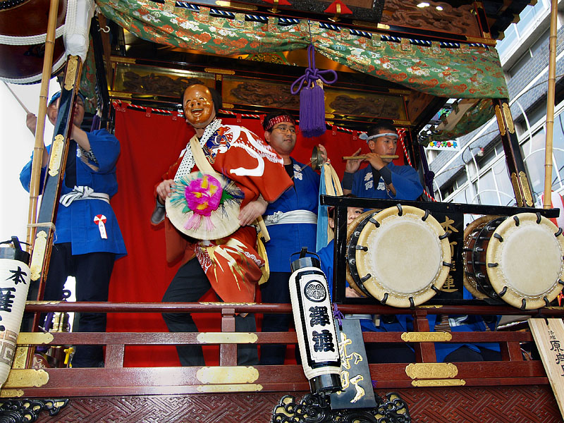 自宅の前で「仁羽」の囃子に乗って踊りを披露する澤渡さん