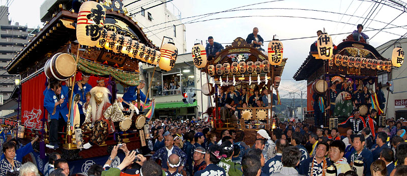 大祭本部前の道路に2台ずつ並んだ山車