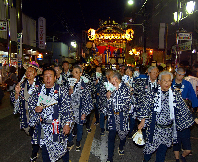 木遣りを唄いながら夜の青梅街道を進む