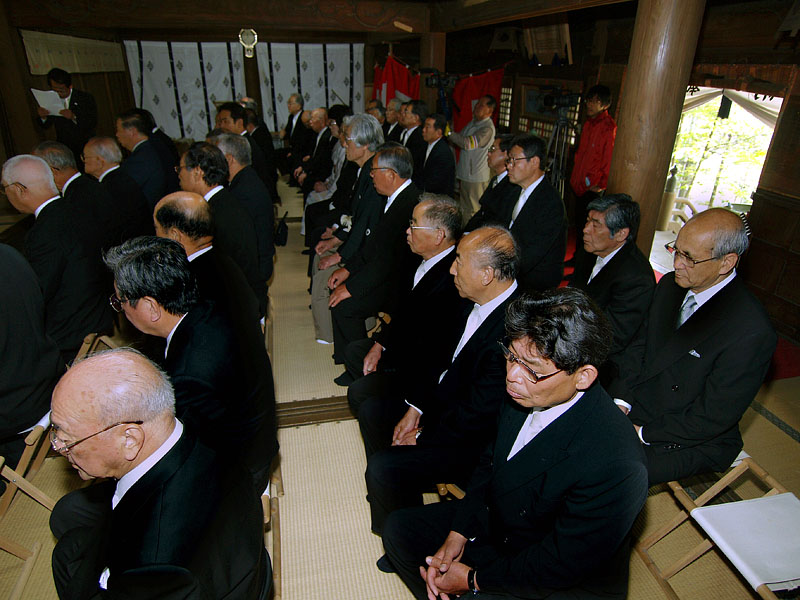 正装で参列した長老たち