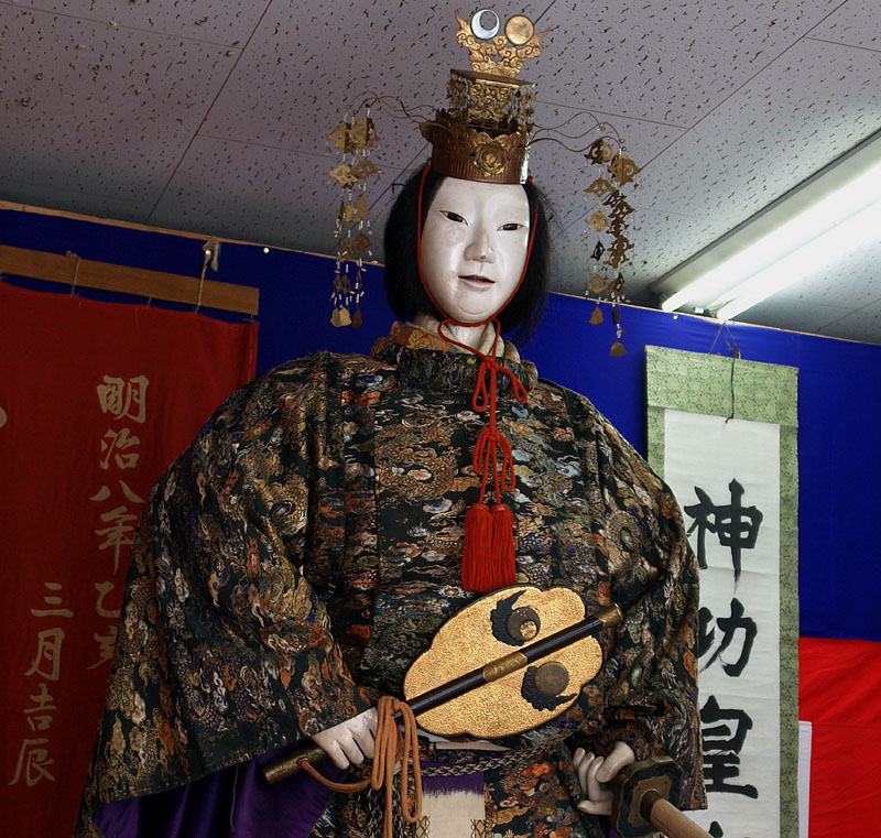 着付けが終わった堂々の神功皇后