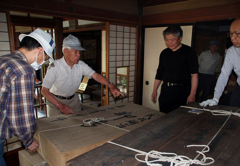 「武内禰宿(宿禰) 御袴 嘉永元年製作」と書かれた衣装箱