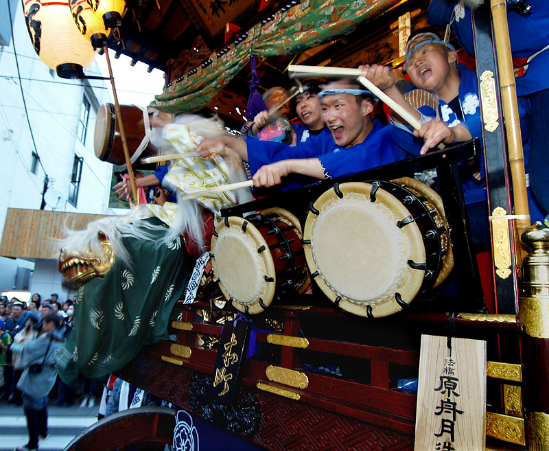 気合いが入る本町の若者たち