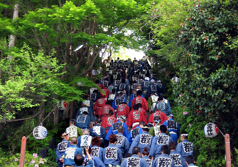 住吉神社の石段を登る囃粋會の人々