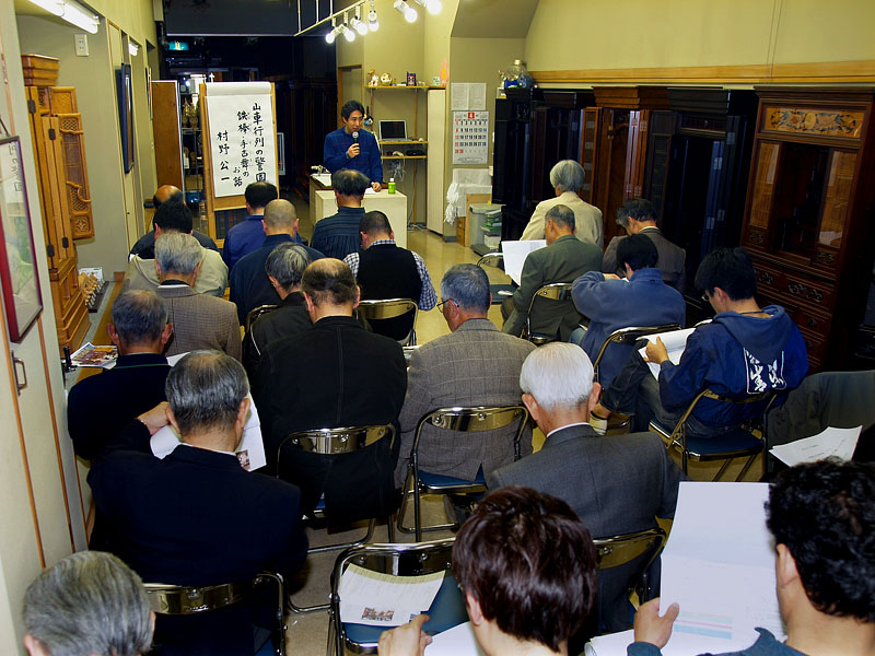 「山車行列の警固」について講演する村野公一さん