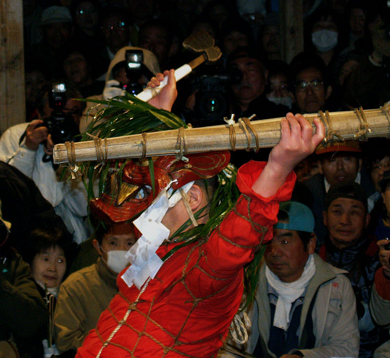 松明と斧を持った災祓い鬼