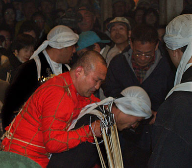 おんぶされて入堂した災祓い鬼