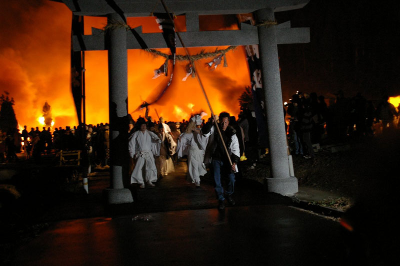 迎え火一本鳥居