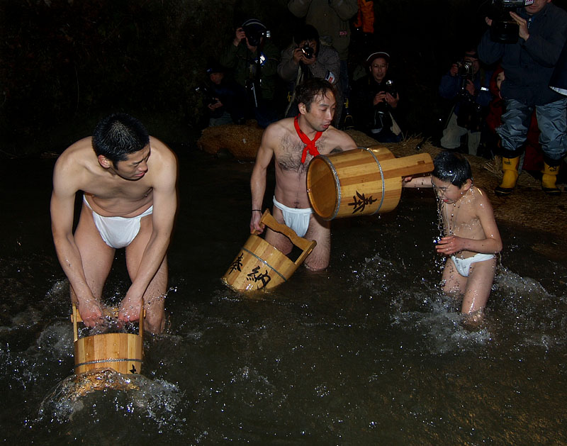 親子の寒中水浴