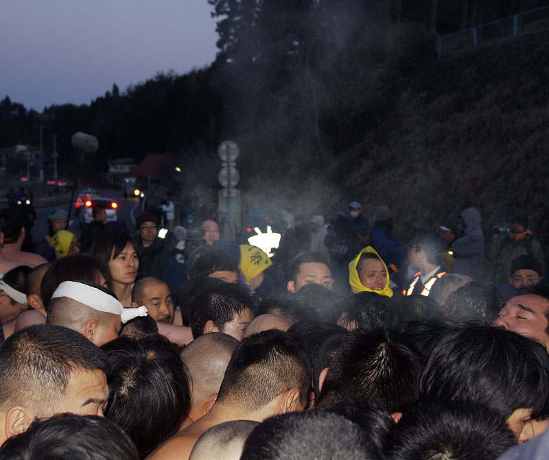 車道で揉み合い湯気が立つ渦の中心