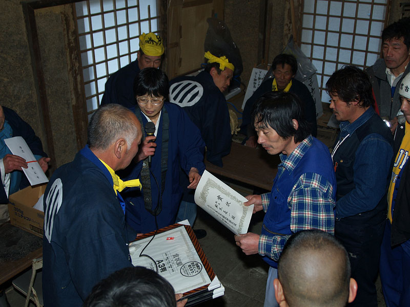 警備本部で藤波住職による取主の表彰