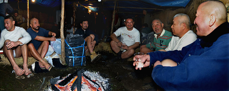 裸参りのあと精進小屋で暖を取る山本グループ(手前が昇ちゃん)