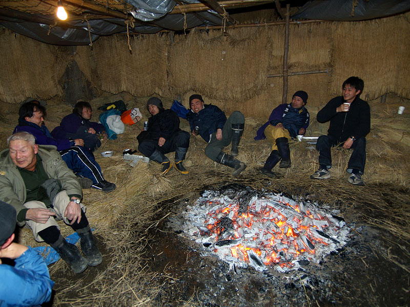 出番を待つ青年部の精進小屋