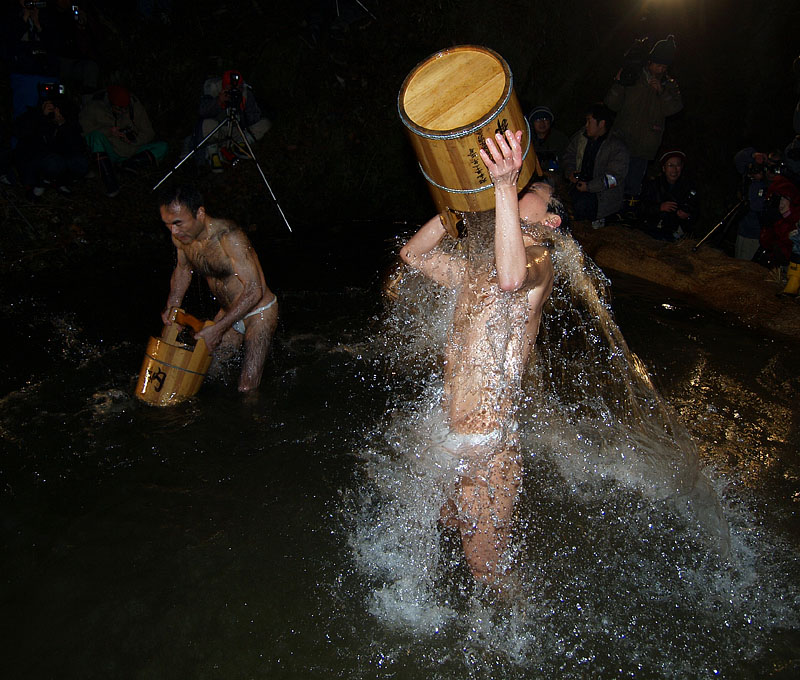 水を胸に掛ける若者