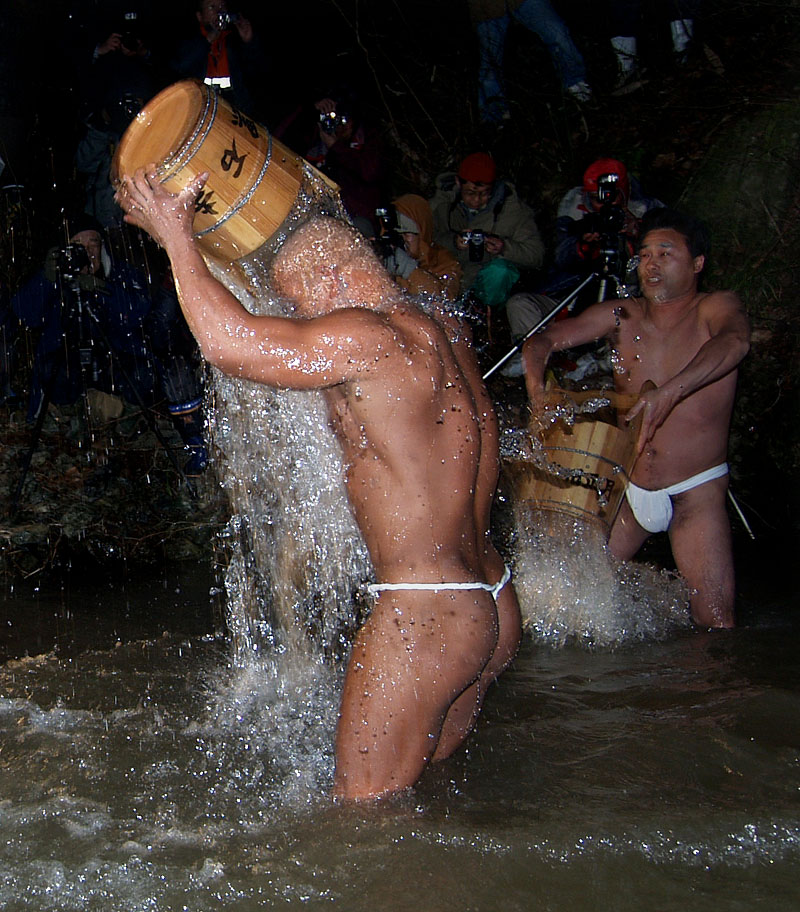 頭から水を被る人