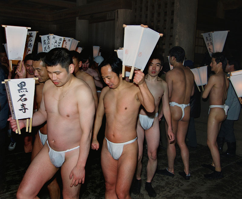 本堂(薬師堂)外陣をひとまわりする裸参り