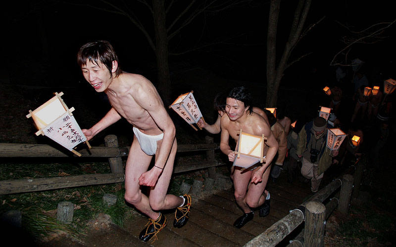瑠璃壺川から門前道への階段を上る若者たち