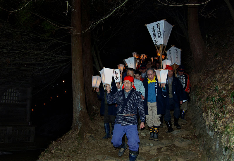 妙見堂から本堂東側に下りてきた総代一行