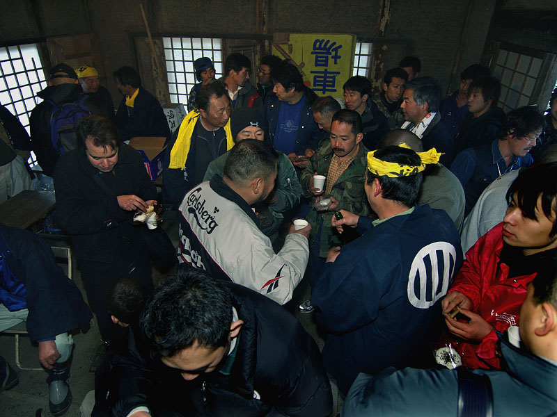 警備本部で清酒とおにぎり弁当の朝食