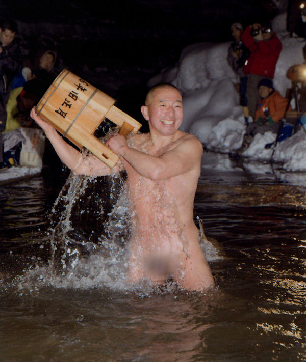 笑顔で水を被る素裸の昇ちゃん