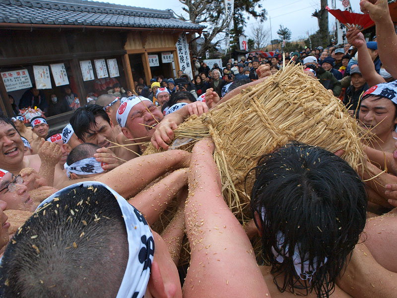 籾殻を掻き出して利剣木を探す男たち