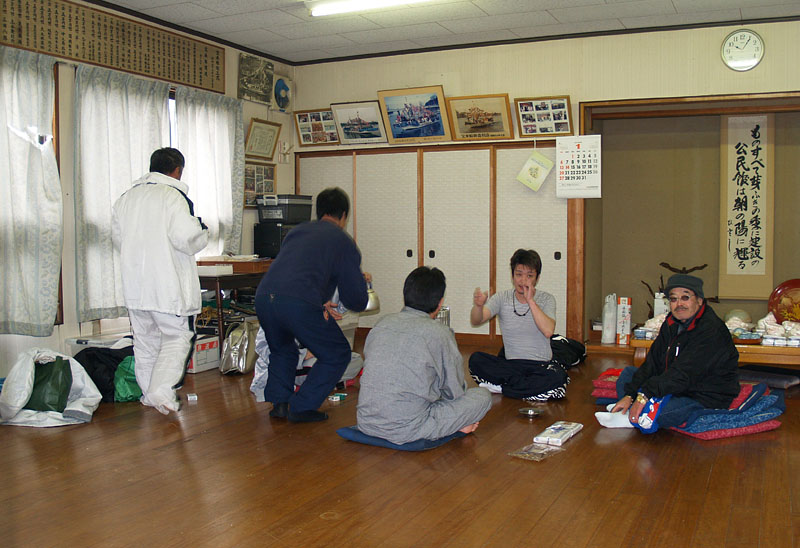 公民館に集まった参加者たち