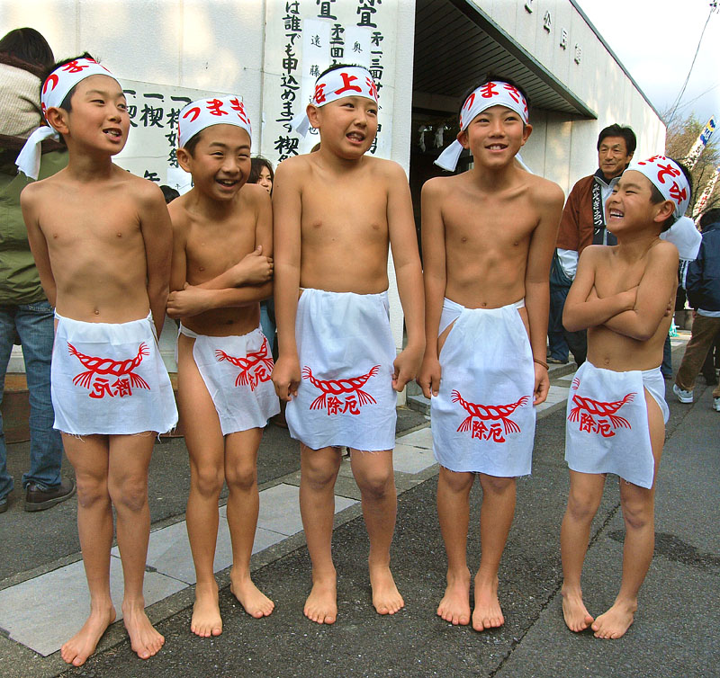 「池上宮みそぎまつり」の鉢巻と厄除褌を締めた子供たち