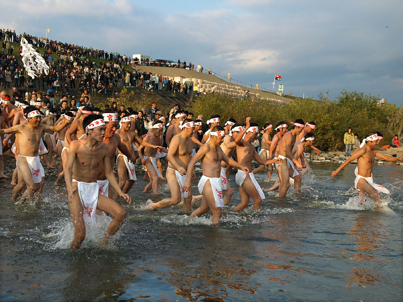 長良川に入る裸男たち