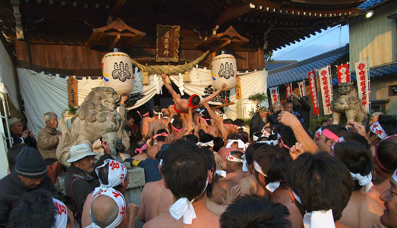 胴上げのまま宮入りする神男