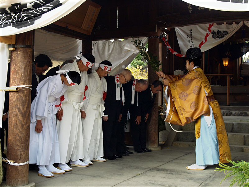 お祓いを受ける氏子長老らと3人の神男たち