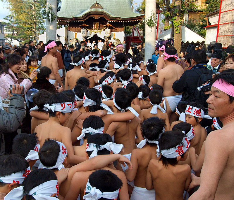 神社に向かってスクラム行進する子供グループ