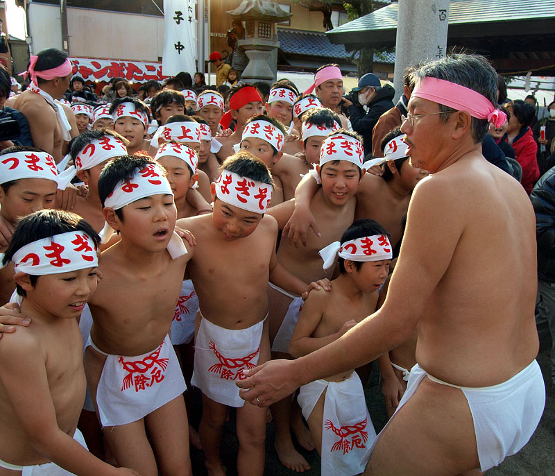元気に神社になだれ込む子供たち