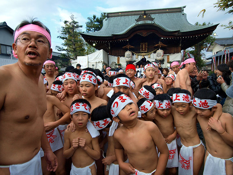 元気な裸の子供たち