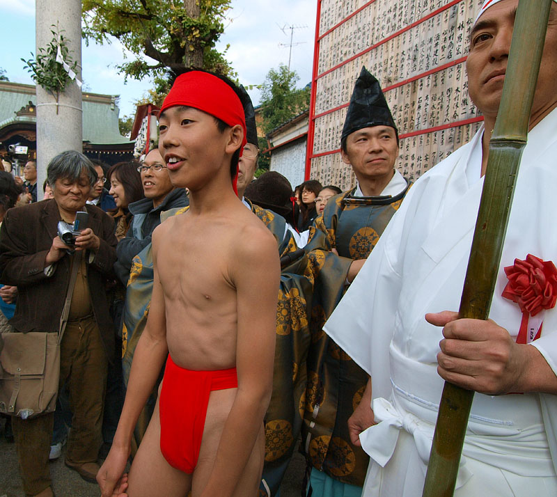 赤の水褌を締めた子供グループの神男
