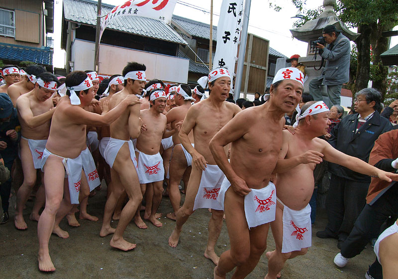 神社になだれ込んできた裸男たち