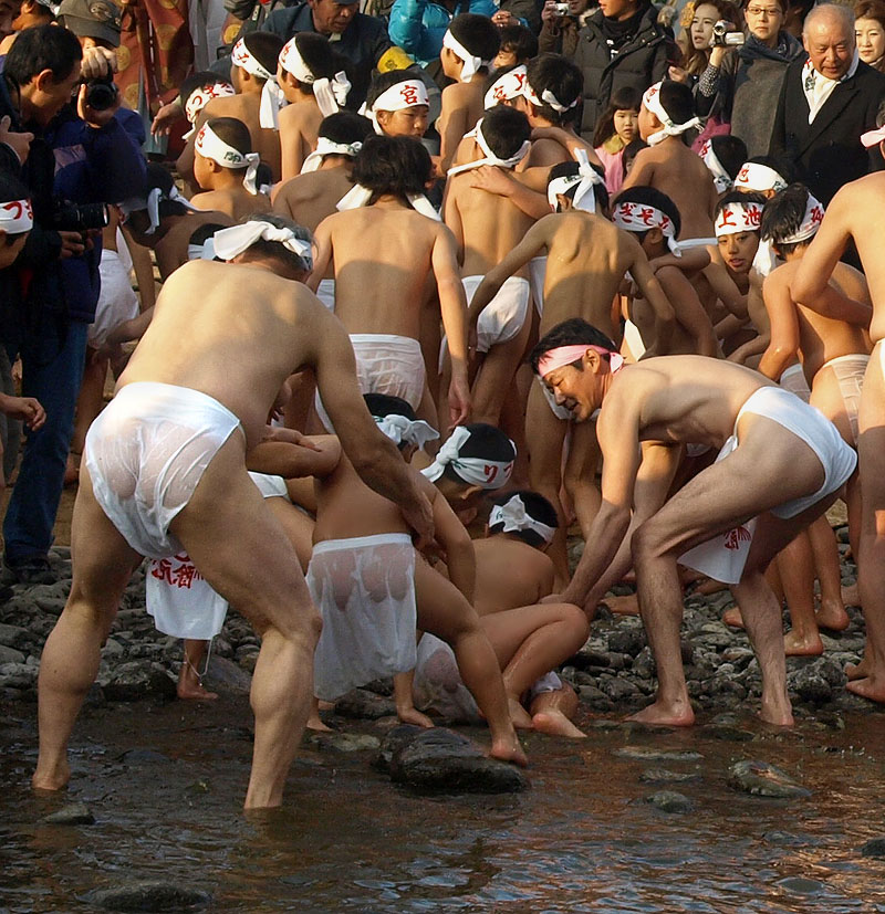 転んでお尻の水浴