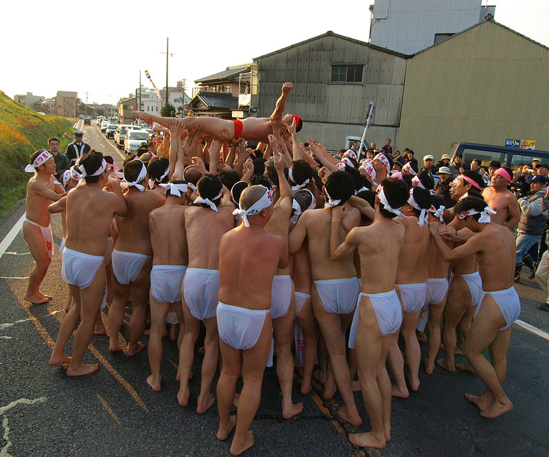 夕日の中で神男の胴上げ