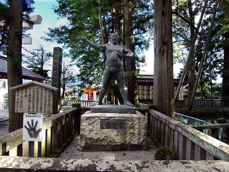 石鳥居の左(西側)にある雷電像 / 諏訪大社本宮(長野県諏訪市)