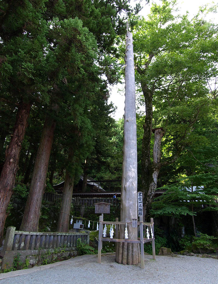 石鳥居の北に立てられた本宮一之御柱(長さ17m、直径1.2mの樅木(もみのき))
