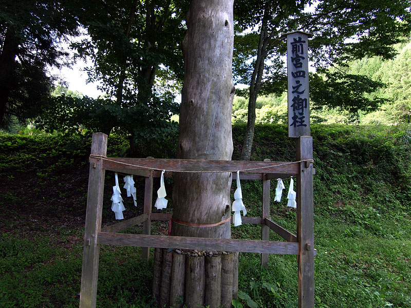 前宮四之御柱(右奥)のアップ