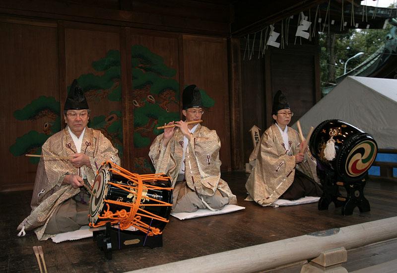 神楽殿のお神楽奉納