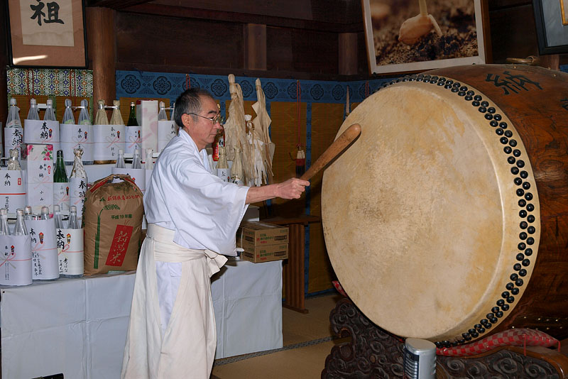 大太鼓を打ち鳴らす中川文隆宮司