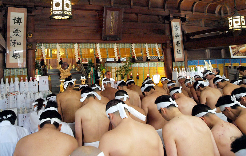 拝殿でお祓いを受ける